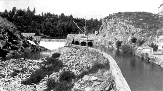 American River, Folsom prison, 1890s, before 1899, scene of 1893 prison break attempt. Free illustration for personal and commercial use.