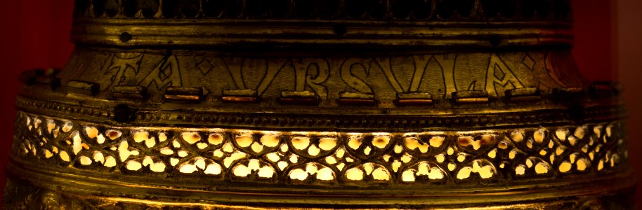 Bras-reliquaire de sainte Ursule (1509), détail 1