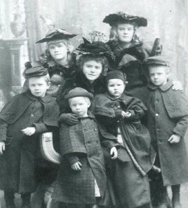 Chris Evans' (outlaws) children(1894)(left-to-right)(in back) Ynez, Winifred, (Center)Eva, (Front) JosephFrancis, JohnChristopher, PatrickCarl(BabyCarl), LouisNapoleon. Free illustration for personal and commercial use.