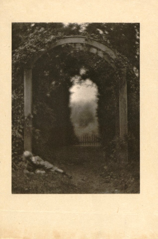 Clarence H. White - Entrance to the Garden. Camera Work no. 23