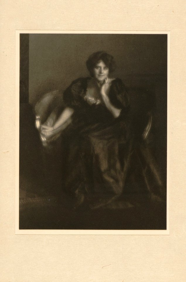 Clarence H. White - Portrait, Mrs. Harrington Mann. Camera Work no. 23