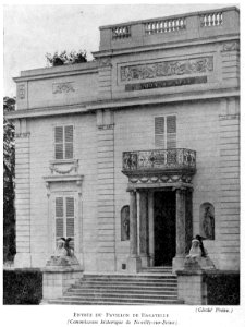 Corbel012 Entrée du Pavillon de Bagatelle (Commission historique de Neuilly-sur-Seine)