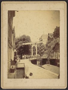De Groenburgwal gezien naar Brug 227 voor de Staalstraat. Rechts het hoekhuis Staalstraat 11 en Groenburgwal 41-57, Afb ANWZ00396000001