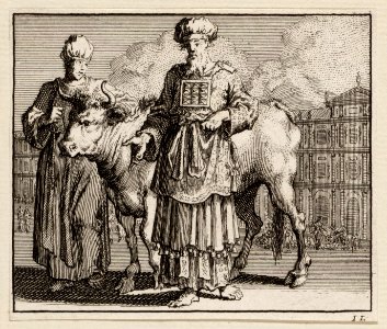 De hogepriester in vol ornaat en een priester staan bij een te offeren rund, objectnr A 48245