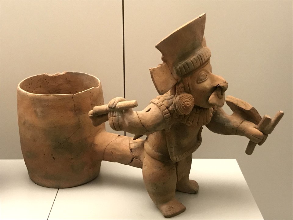 Cultura Jama-Coaque - vasija con figura de guerrero - Museo de América 91-11-16