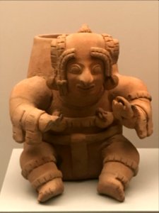 Cultura Jama-Coaque - vasua con figura humana sedente - Museo de América 3.728