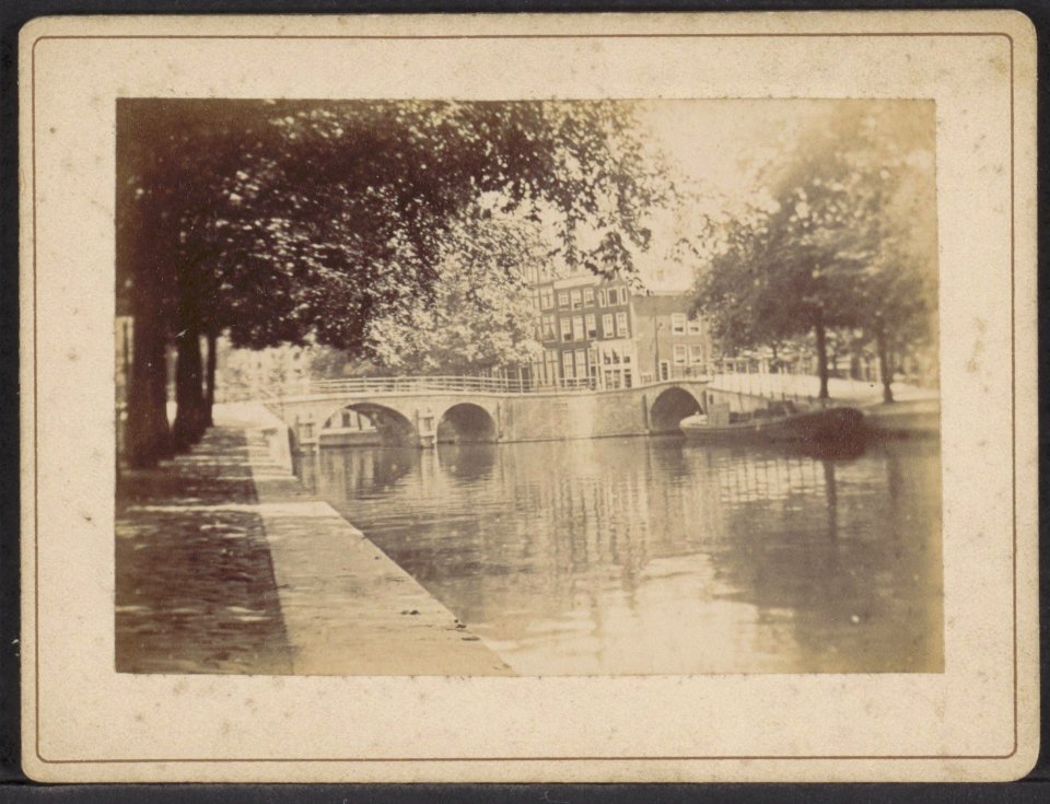 De Keizersgracht gezien naar de Oetgenssluis (Brug 38) en Keizersgracht 716-722 (v.r.n.l.), Afb ANWZ00403000001