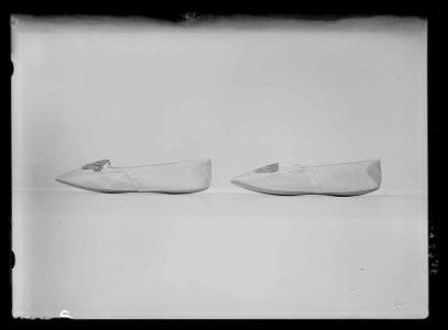 Damsko, pumps av cremefärgat sidenatlas - Livrustkammaren - 51844
