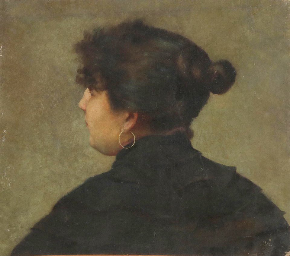 Dame in Schwarz mit Ohrring