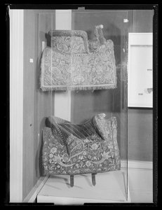 Damsadel, 1650, broderad i Frankrike, monterad i Sverige - Livrustkammaren - 11289