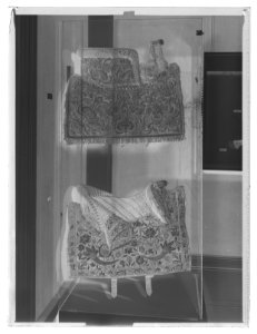 Damsadel, 1650, broderad i Frankrike, monterad i Sverige - Livrustkammaren - 11289-negative