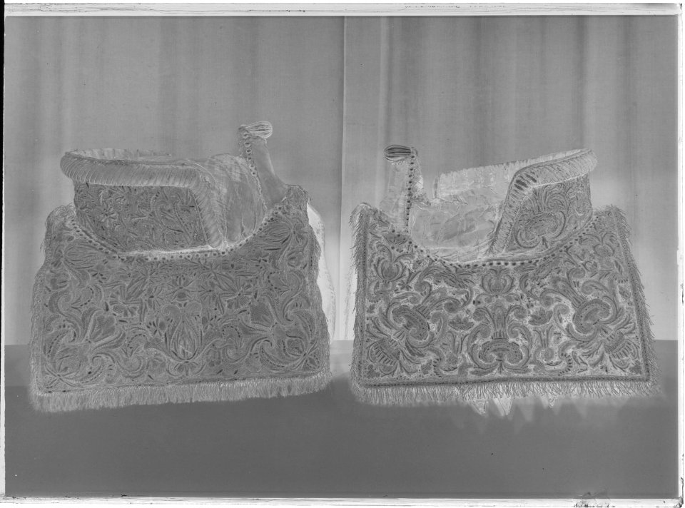Damsadel, 1650, broderad i Frankrike, monterad i Sverige - Livrustkammaren - 19103-negative