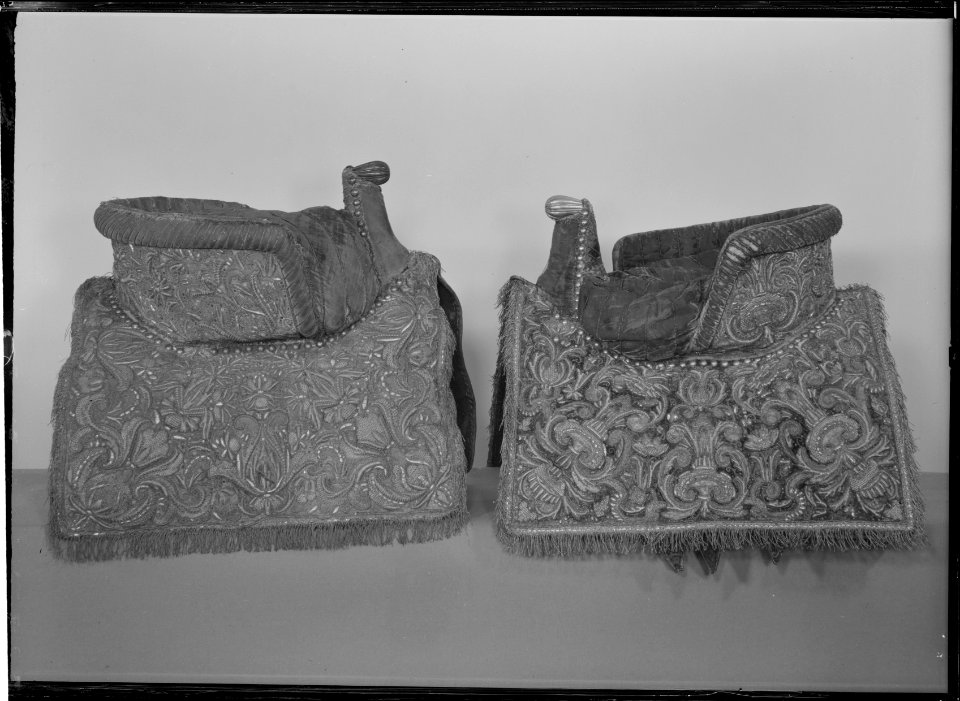 Damsadel, 1650, broderad i Frankrike, monterad i Sverige - Livrustkammaren - 27665