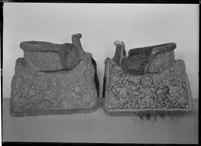 Damsadel, 1650, broderad i Frankrike, monterad i Sverige - Livrustkammaren - 27665