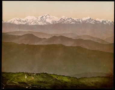 Darjeeling. Kinchinjunga and the snows from Kutcherry Hill LCCN2017657606