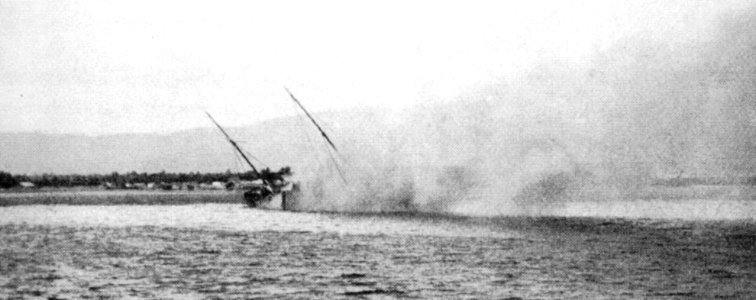 Das haitianische Kanonenboot Crete-à-Pierrot sinkt nach Beschuß durch SMS Panther im Hafen von Gonaives 6. September 1902