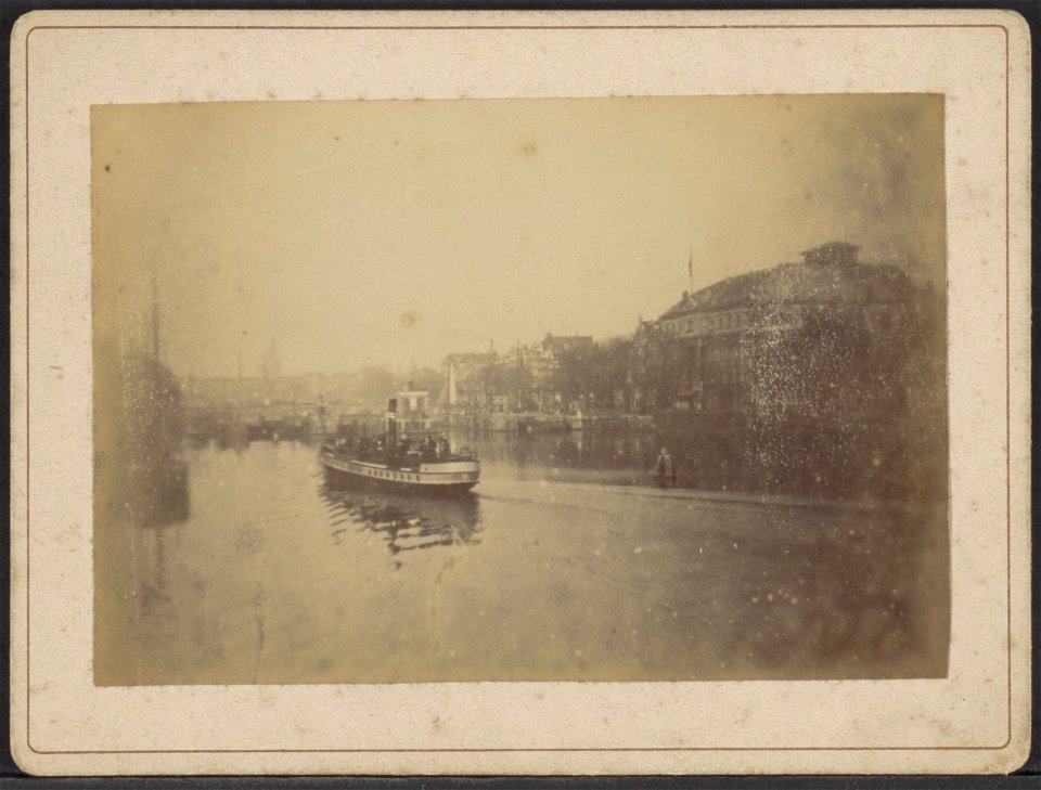 De Amstel gezien in noordelijke richting, met stoomboot van de Haven Stoombootdienst. Rechts theater Carré, Amstel 115-125, Afb ANWZ00417000001