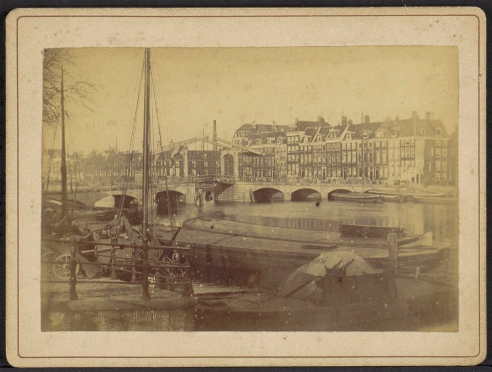 De Amstel gezien in noordelijke richting naar de Magere Brug (Brug 242). Rechts Amstel 51-101, Afb ANWZ00418000001