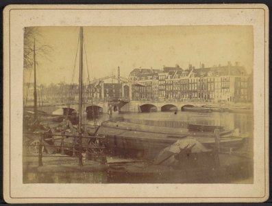 De Amstel gezien in noordelijke richting naar de Magere Brug (Brug 242). Rechts Amstel 51-101, Afb ANWZ00418000001