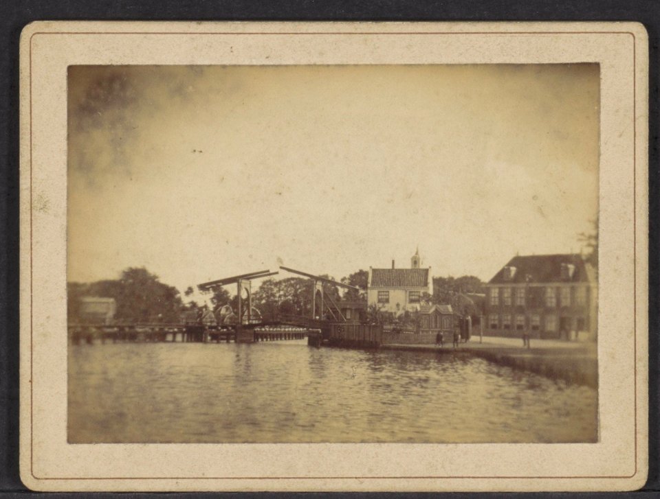 De Amstel bij Ouderkerk aan de Amstel (gemeente Ouder-Amstel). Rechts op de achtergrond de Nederlands-hervormde kerk, Afb ANWZ00490000001