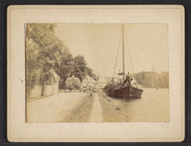 De Amstel bij Ouderkerk aan de Amstel (gemeente Ouder-Amstel). Rechts op de achtergrond de Nederlands-hervormde kerk, Afb ANWZ00487000001