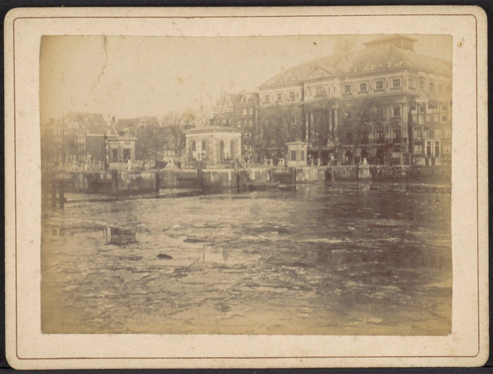 De Amstel bij de Amstelsluizen. Rechts Amstel 51-101. Rechts theater Carré, Amstel 115-125, Afb ANWZ00419000001