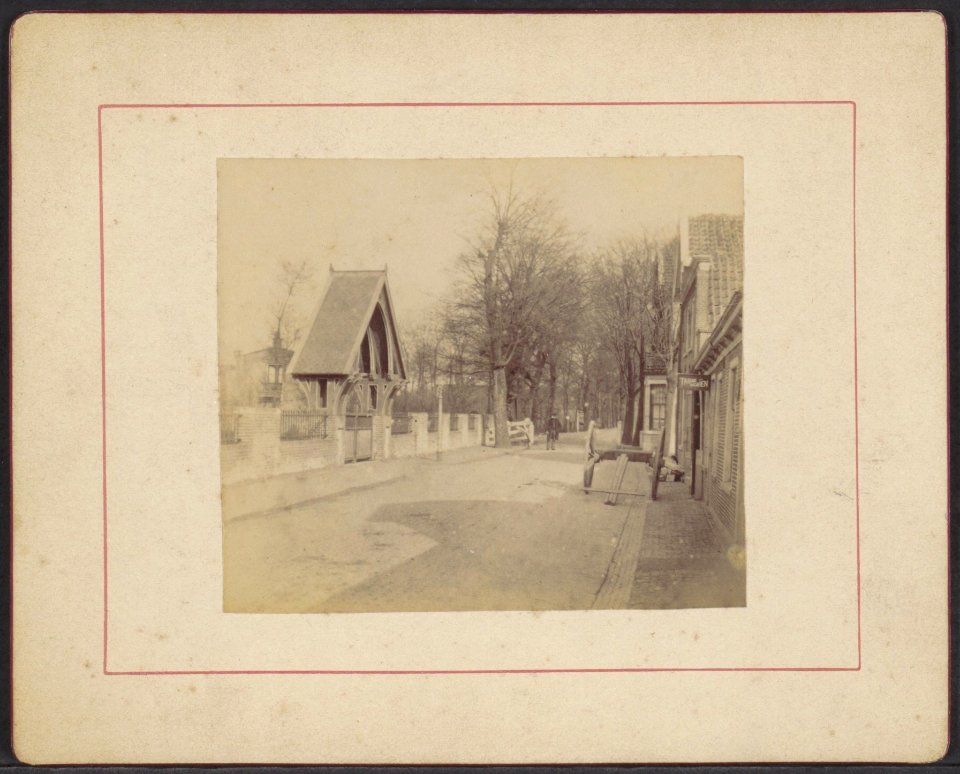De Sloterweg gezien in oostelijke richting. Links het poortje van de rooms-katholieke Sint Pancratiuskerk, Sloterweg 1184-1186, Afb ANWZ00476000001