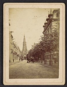 De Vondelstraat gezien in oostelijke richting naar de Vondelkerk. Rechts Vondelstraat 89-91, Afb ANWZ00448000001