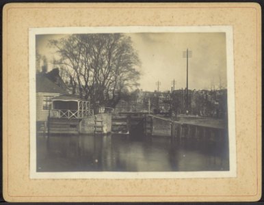 De Boerenwetering met het Polderhuis, Stadhouderskade 43-46 (ged.), en de sluis bij de Singelgracht, Afb ANWZ00431000001