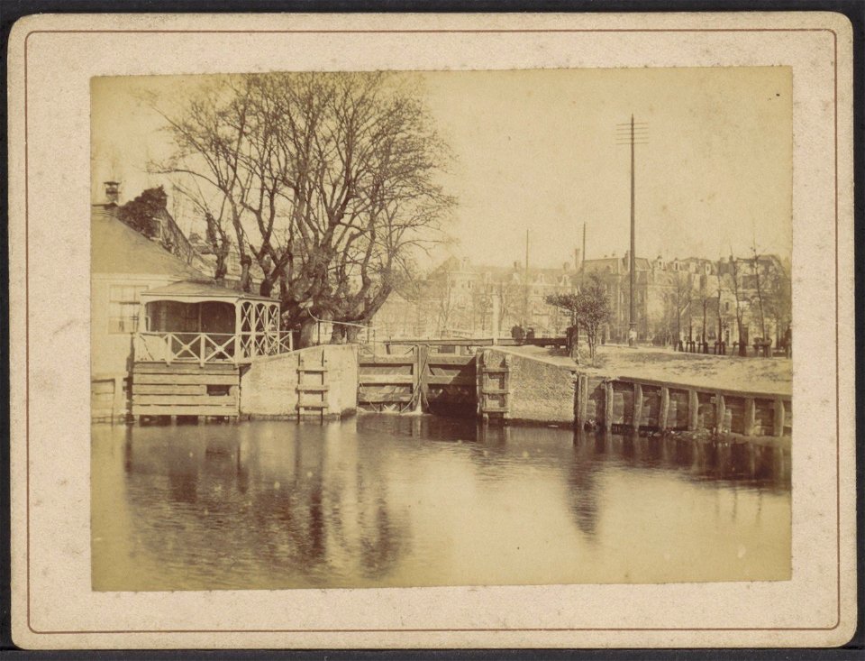 De Boerenwetering met het Polderhuis, Stadhouderskade 43-46 (ged.), en de sluis bij de Singelgracht, Afb ANWZ00430000001