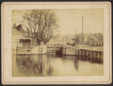 De Boerenwetering met het Polderhuis, Stadhouderskade 43-46 (ged.), en de sluis bij de Singelgracht, Afb ANWZ00430000001