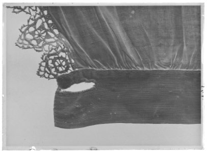Den innersta av Gustav II Adolfs Lützenskjortor - Livrustkammaren - 43756-negative