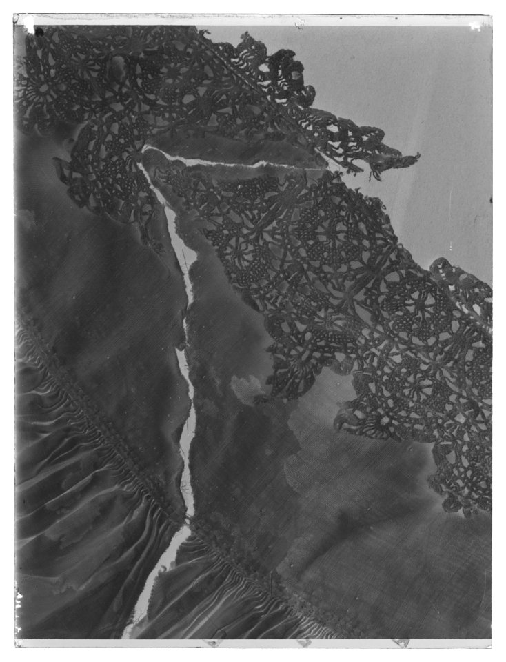 Den innersta av Gustav II Adolfs Lützenskjortor - Livrustkammaren - 53728-negative