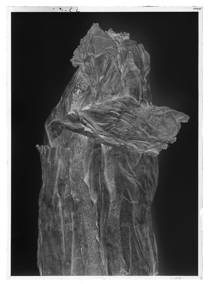 Den yttersta av Gustav II Adolfs Lützenskjortor - Livrustkammaren - 43745-negative