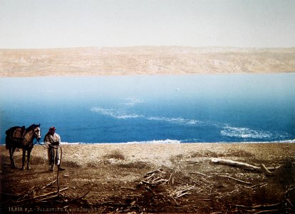 ARAB AND HIS HORSE REST OVERLOOKING THE DEAD SEA. COLOR PHOTO TAKEN IN THE LATE 19TH CENTURY BY FRENCH PHOTOGRAPHER, BONFILS. צילום צבע מסוף המאה ה19 של הצלם הצרפתי בונפיס אשר