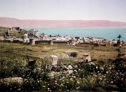 ARAB VILLAGE ON THE SHORE OF THE SEA OF GALILEE. COLOR PHOTO TAKEN IN THE LATE 19TH CENTURY BY THE FRENCH PHOTOGRAPHER, BONFILS, FILMED PEOPLE AND PLACES IN PALESTINE צילום צב