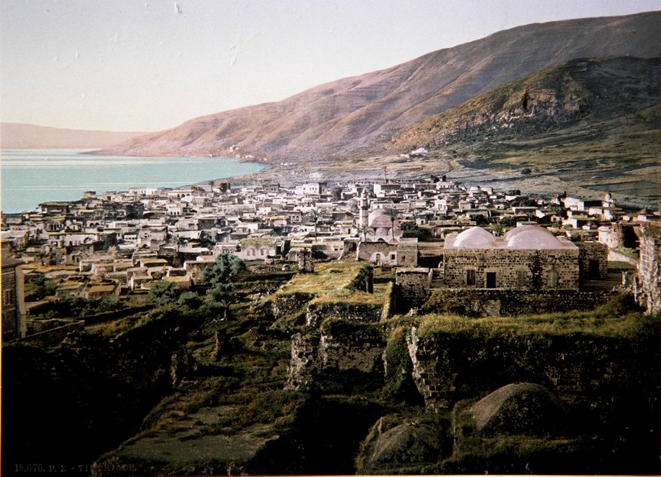ARAB VILLAGE ON THE SHORE OF THE SEA OF GALILEE. COLOR PHOTO TAKEN IN THE LATE 19TH CENTURY BY FRENCH PHOTOGRAPHER, BONFILS. צילום צבע מסוף המאה ה19 של הצלם הצרפתי בונפיס אשר 