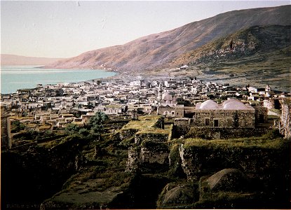 ARAB VILLAGE ON THE SHORE OF THE SEA OF GALILEE. COLOR PHOTO TAKEN IN THE LATE 19TH CENTURY BY FRENCH PHOTOGRAPHER, BONFILS. צילום צבע מסוף המאה ה19 של הצלם הצרפתי בונפיס אשר 
