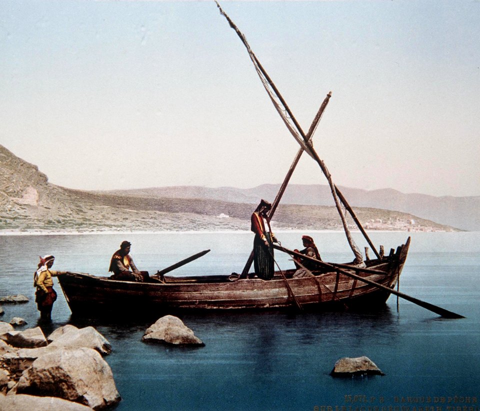 ARAB FISHERMEN LAUNCHING THEIR BOAT INTO THE SEA OF GALILEE. COLOR PHOTO TAKEN IN THE LATE 19TH CENTURY BY FRENCH PHOTOGRAPHER, BONFILS. צילום צבע מהמאה ה 19 של הצלם הצרפתי בו