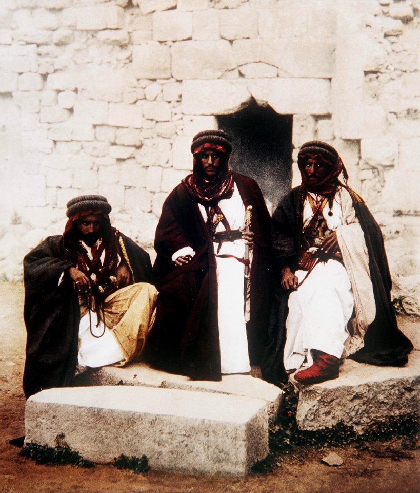 ARAB MEN IN TRADITIONAL GARB. COLOR PHOTO TAKEN IN LATE 19TH CENTURY BY FRENCH PHOTOGRAPHER, BONFILS. צילום צבע מסוף המאה ה19 של הצלם הצרפתי בונפיס אשר תעד במצלמתו את נופי ארץ