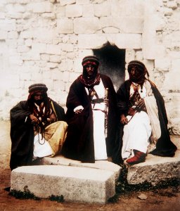 ARAB MEN IN TRADITIONAL GARB. COLOR PHOTO TAKEN IN LATE 19TH CENTURY BY FRENCH PHOTOGRAPHER, BONFILS. צילום צבע מסוף המאה ה19 של הצלם הצרפתי בונפיס אשר תעד במצלמתו את נופי ארץ