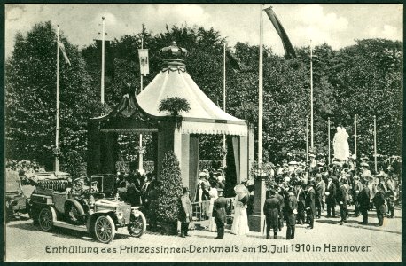 1910-07-19 Ludwig Hemmer PC Enthüllung des Prinzessinen-Denkmals am 19. Juli 1910 in Hannover. Bildseite Königinnen-Denkmal Kaiser Wilhelm Oldtimer Hohenzollernstraße Eilenriede