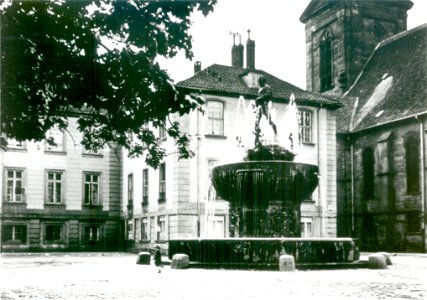 1920 circa Evangelisch-lutherisches Landeskirchenamt Hannover, Königliches Konsistorium am Neustädter Markt, Calenberger Straße 34, Fachwerkflügel mit Duve-Brunnen