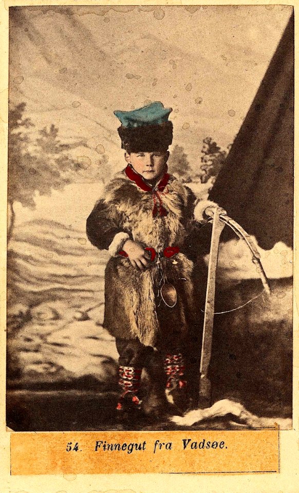 54. Guttedrakt, samedrakt, Vadsø. Portrett av gutt med pelsvest og hodeplagg ant - Norsk folkemuseum - NF.09398-008 (1)