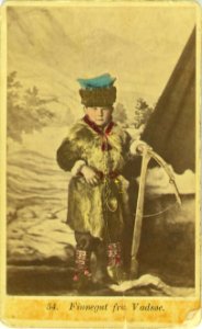 54. Guttedrakt, samedrakt, Vadsø. Portrett av gutt med pelsvest og hodeplagg ant - Norsk folkemuseum - NF.08676-002 (1)