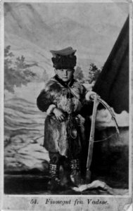 54. Guttedrakt, samedrakt, Vadsø. Portrett av gutt med pelsvest og hodeplagg ant - Norsk folkemuseum - NF.08676-002 (3)