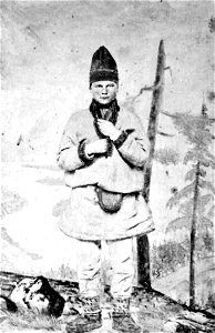 53. Mannsdrakt, samedrakt, Salten. Portrett av mann stående i fotoatelier foran malt naturbakgrunn - Norsk folkemuseum - NF.06145-014