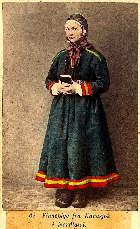 64. Pike-kvinnedrakt, samedrakt, Karasjok. Portrett av pike-kvinne stående ant - Norsk folkemuseum - NF.09398-012 (1)