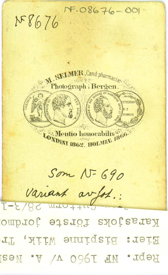 64. Jentedrakt, kvinnedrakt, samedrakt, Karasjok. Portrett av pike stående ant - Norsk folkemuseum - NF.08676-001 (2)