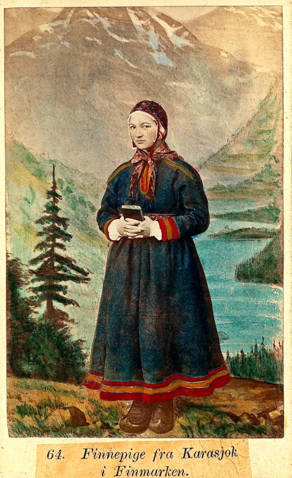 64. Pikedrakt, samedrakt, Karasjok. Portrett av pike stående ant - Norsk folkemuseum - NF.09401-014 (1)